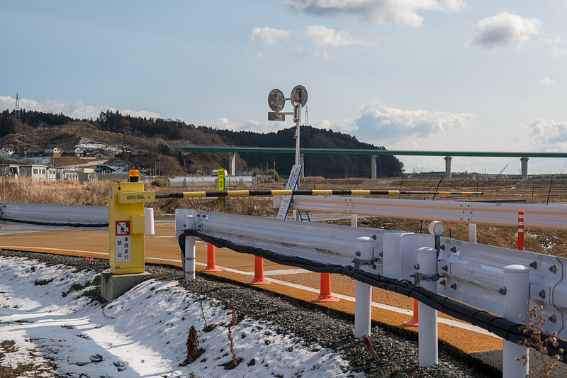 実証実験が行なわれている大船渡線BRTの竹駒駅周辺。専用道の入り口には踏切も設置されている