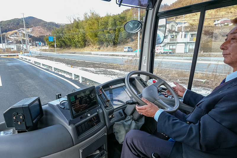 自動運転中のドライバーは、わずかにハンドルから手を離している