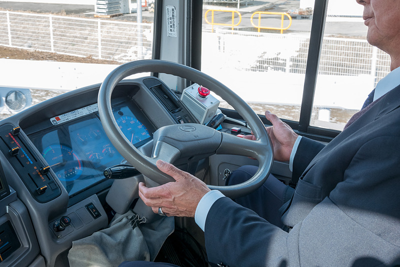 自動運転中のドライバーは、わずかにハンドルから手を離している