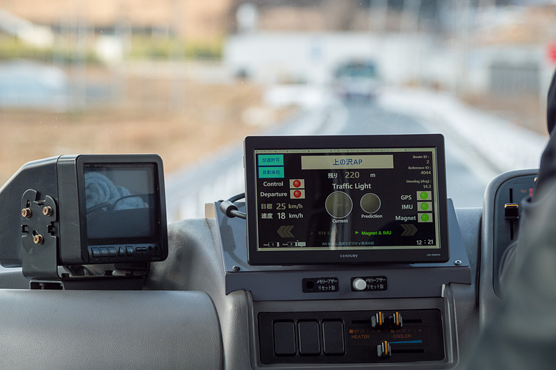 走行状況や交互通行時の信号を示すモニター。運転席の脇でも同じ内容を表示している