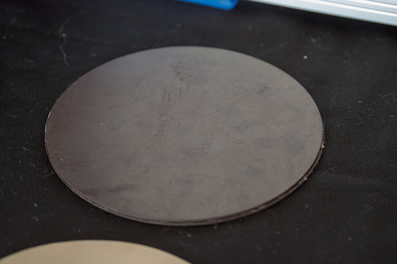 磁気マーカーと保護シート。写真右の細長い棒状のものがRFIDセンサー