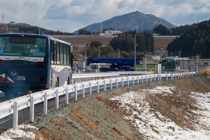 交互通行の様子。信号が赤（＝通行権がない状態）の場合は交互通行区間の手前のすれ違い区間で停車し、青（＝通行権がある状態）の場合は交互通行区間へ進入する