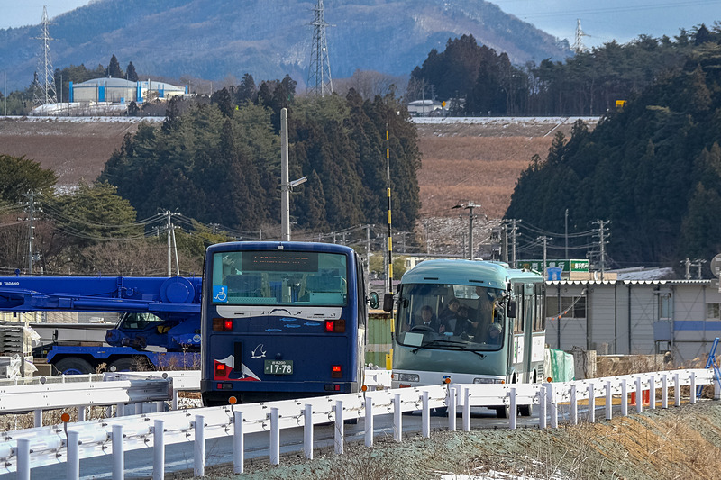 交互通行の様子。信号が赤（＝通行権がない状態）の場合は交互通行区間の手前のすれ違い区間で停車し、青（＝通行権がある状態）の場合は交互通行区間へ進入する