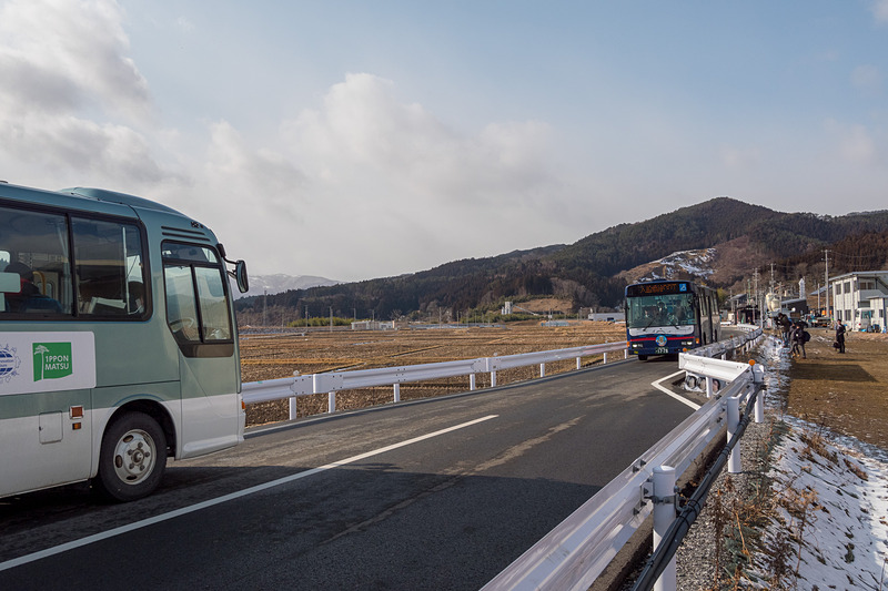 交互通行の様子。信号が赤（＝通行権がない状態）の場合は交互通行区間の手前のすれ違い区間で停車し、青（＝通行権がある状態）の場合は交互通行区間へ進入する