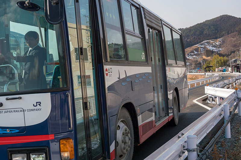 交互通行の様子。信号が赤（＝通行権がない状態）の場合は交互通行区間の手前のすれ違い区間で停車し、青（＝通行権がある状態）の場合は交互通行区間へ進入する