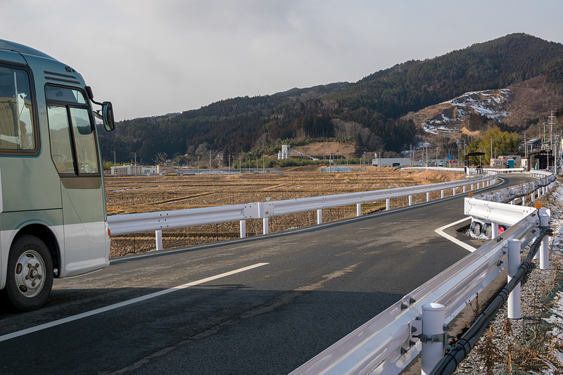 車内外から見た信号の様子。車内のモニターでは、無線で送られた信号情報が表示される