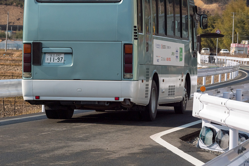 車内外から見た信号の様子。車内のモニターでは、無線で送られた信号情報が表示される