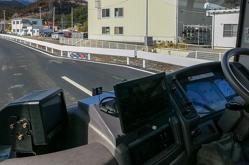 車内外から見た信号の様子。車内のモニターでは、無線で送られた信号情報が表示される