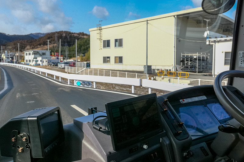 車内外から見た信号の様子。車内のモニターでは、無線で送られた信号情報が表示される