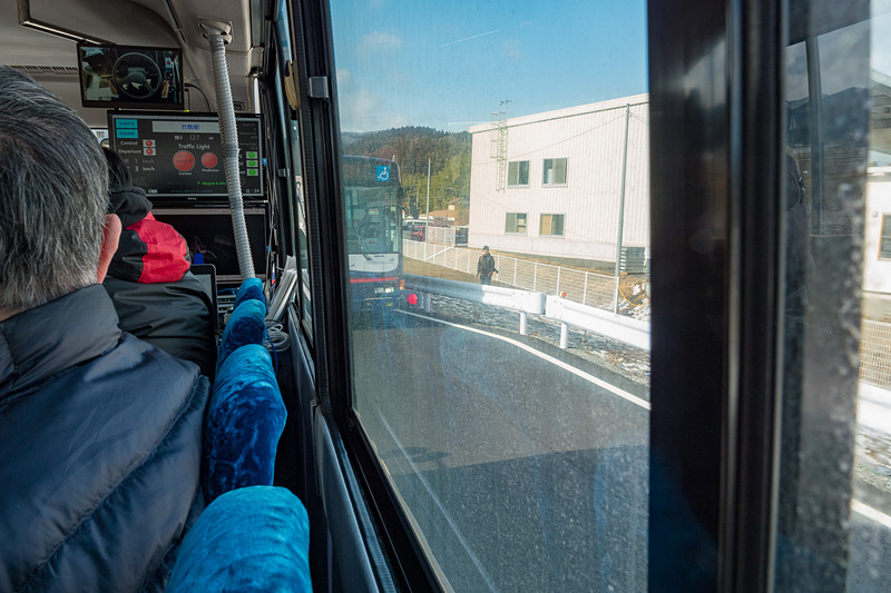 車内外から見た信号の様子。車内のモニターでは、無線で送られた信号情報が表示される