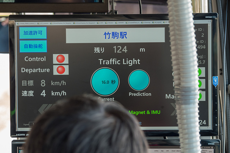 車内外から見た信号の様子。車内のモニターでは、無線で送られた信号情報が表示される