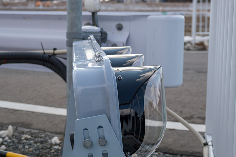 実証実験では信号制御機が無線で送っている信号情報を可視化するために信号機を設置。着雪防止カバーが付いた信号機を使っている