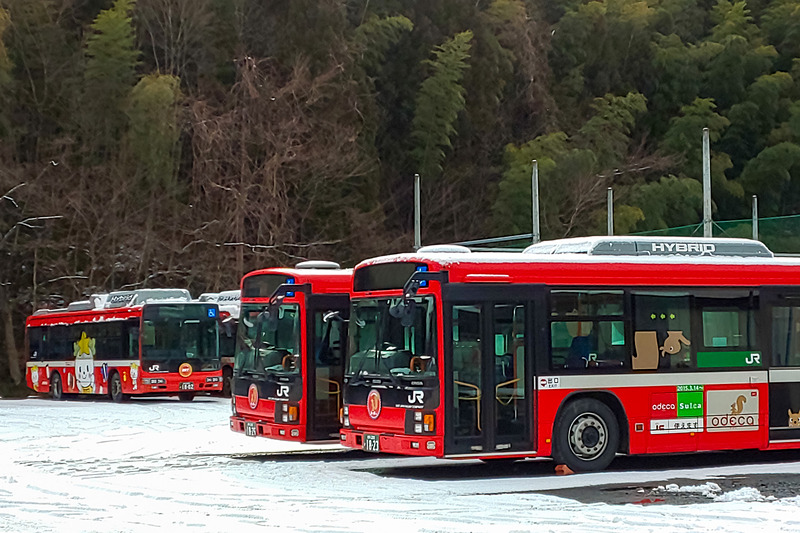 大船渡線BRTの車両。写真右の青い車両は観光型車両の「三陸の海」号で、後述の交互通行の試験に使われた