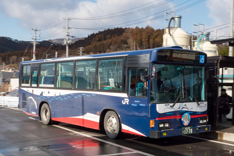 大船渡線BRTの車両。写真右の青い車両は観光型車両の「三陸の海」号で、後述の交互通行の試験に使われた