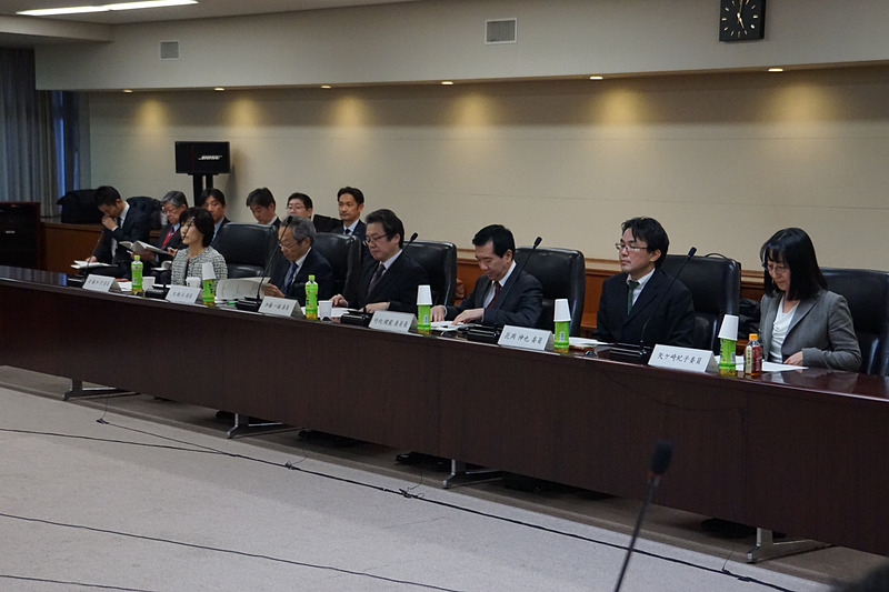 「羽田発着枠配分基準検討小委員会」のメンバー。左から、千葉商科大学 サービス創造学部教授 安藤和代氏、東京大学大学院 経済学研究科教授 大橋弘氏、慶應義塾大学 商学部教授 加藤一誠氏、東京女子大学 現代教養学部国際社会学科教授 竹内健蔵氏、東京工業大学 環境・社会理工学院融合理工学系教授 花岡伸也氏、東洋大学 国際観光学部教授 矢ケ崎紀子氏
