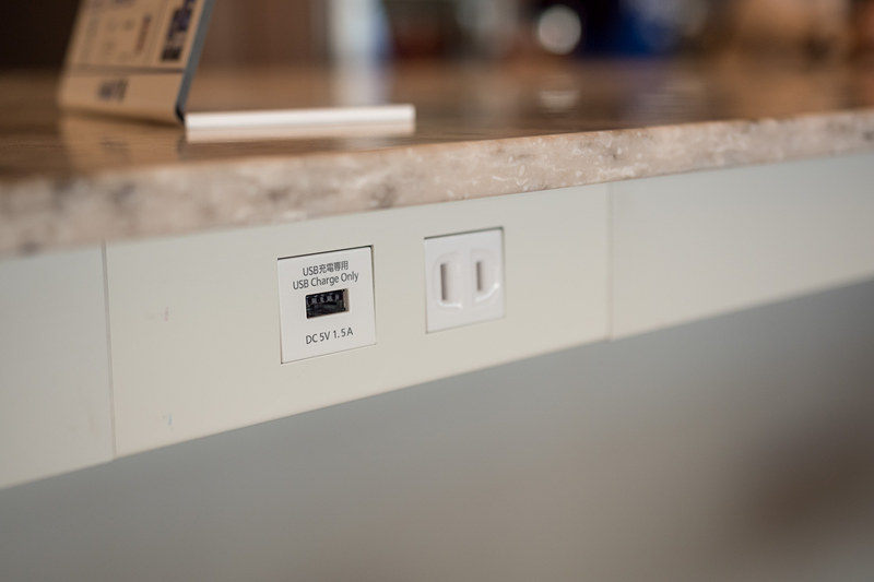 カウンター風テーブルの側面部分にAC電源とUSB電源（5V/1.5A）を備える
