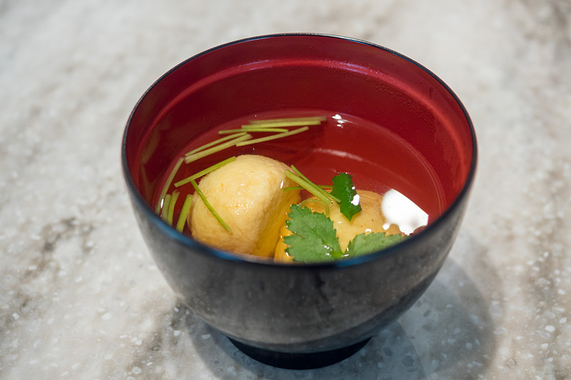 ANA SUITE LOUNGEで3月31日まで提供する「ANAオリジナル『明石焼き』」。その場で出汁を入れていただく