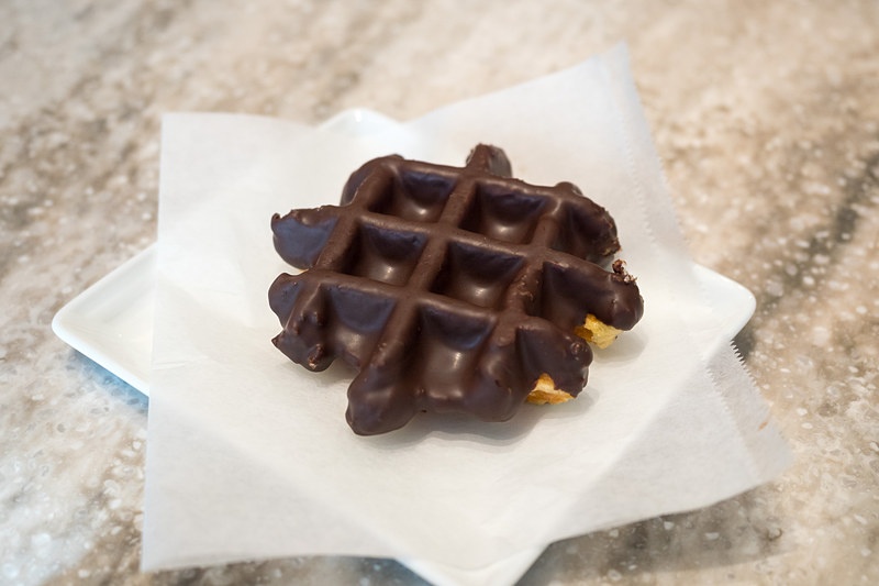 こちらも3月31日までの期間限定提供となるマネケンの「チョコレートワッフル」。4月1日以降は「プレーンワッフル」に切り替わる