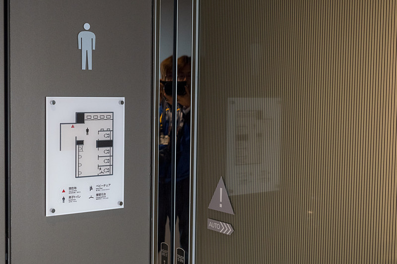 化粧室。通路向かって左奥に多機能トイレと女性用化粧室、右奥に男性用