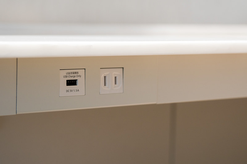 カウンター席も1席ごとにAC電源とUSB電源を備える。USB電源は5V/1.5A