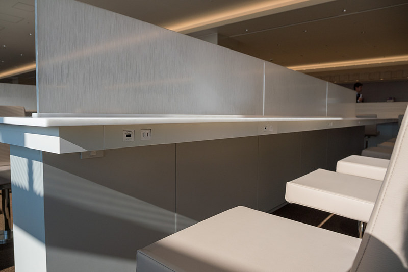 カウンター席も1席ごとにAC電源とUSB電源を備える。USB電源は5V/1.5A