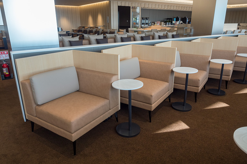 ANA LOUNGEの奥の方はくつろげるソファを使ったシーティングエリアとなっている。こちらは3エリアに分かれ、それぞれで異なるソファを使っている。電源は各座席に備え、USB電源は5V/2Aとなっている