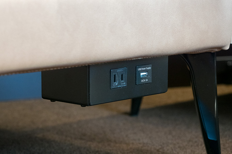ANA LOUNGEの奥の方はくつろげるソファを使ったシーティングエリアとなっている。こちらは3エリアに分かれ、それぞれで異なるソファを使っている。電源は各座席に備え、USB電源は5V/2Aとなっている