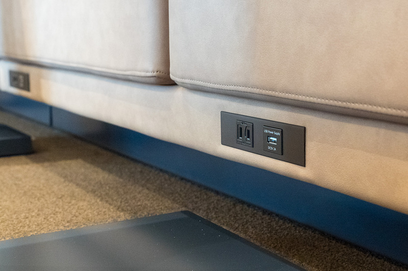 ANA LOUNGEの奥の方はくつろげるソファを使ったシーティングエリアとなっている。こちらは3エリアに分かれ、それぞれで異なるソファを使っている。電源は各座席に備え、USB電源は5V/2Aとなっている