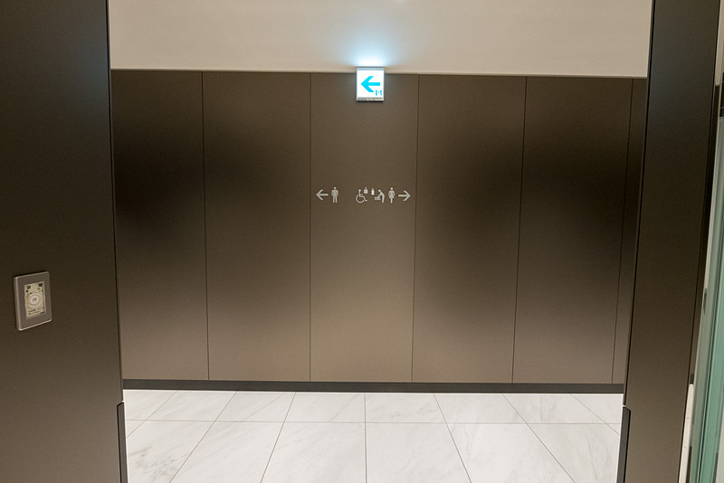 化粧室は向かって左に進むと男性用、右に進むと女性用
