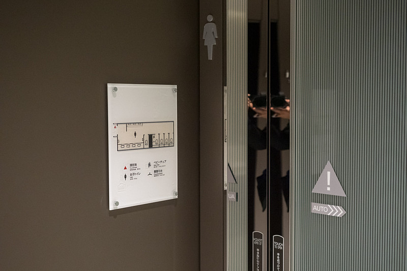 化粧室は向かって左に進むと男性用、右に進むと女性用