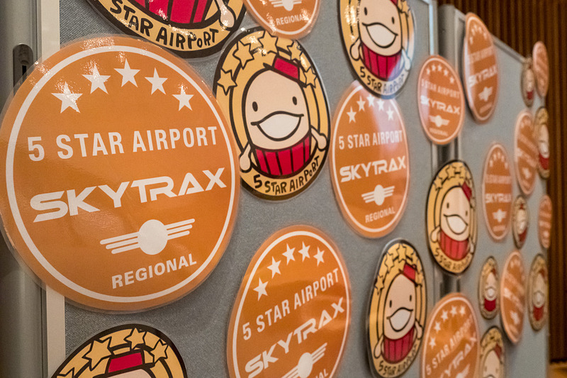 セントレアはSKYTRAXから連続で賞を受賞しており、その受賞楯をターミナル内に展示している