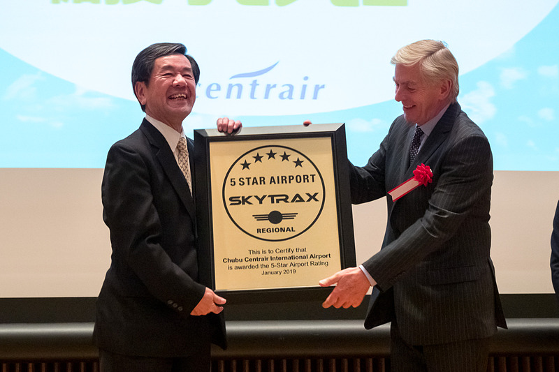 SKYTRAX CEO エドワード・プレステッド氏（右）から中部国際空港株式会社 代表取締役副社長 各務正人氏（左）へ5スターエアポート認定楯を授与