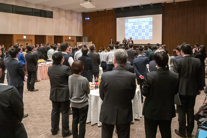 約300名の空港関係者が祝賀会に参加
