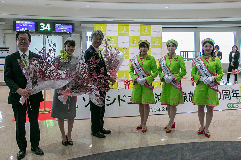 「第41回もとぶ八重岳桜祭り」を開催している沖縄県本部町の「2019もとぶミス桜」3名からソラシドエアへ、琉球寒緋桜の花束贈呈が行なわれた
