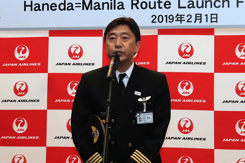 セレモニー直後の最初の便で機長を務める田伏隆興氏。航路上の天候や所要時間について話した