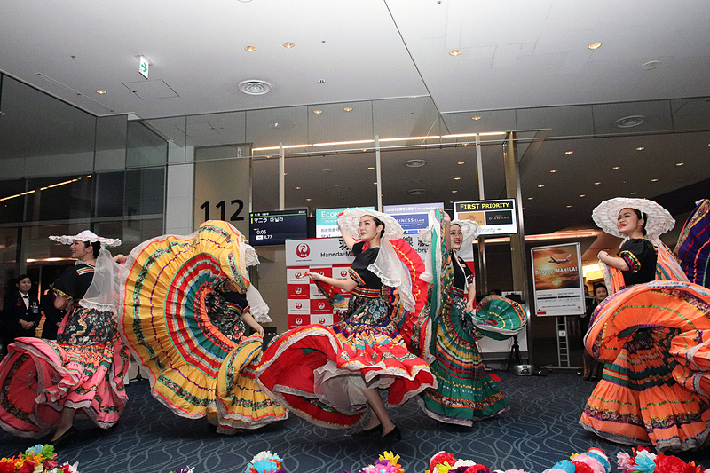 セレモニーで舞踏を披露した東京外語大学のフィリピン民族舞踏団