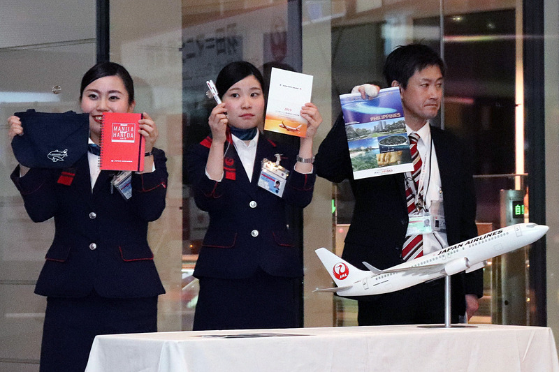 搭乗者には搭乗記念証やトートバッグ、ガイドブックなどの記念品が贈られた