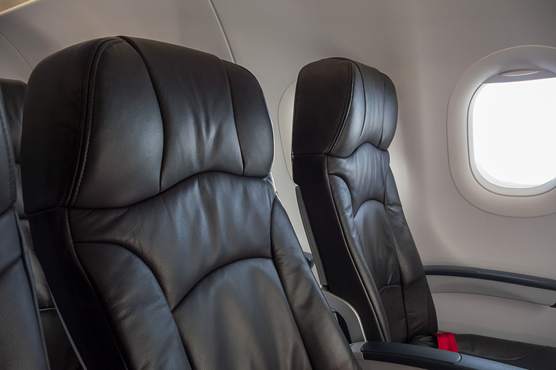 リクライニングの最大角度（手前のシート）