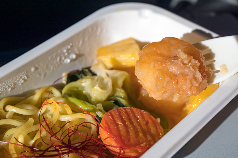 セントレア～台北線の就航を記念して登場した機内食「台湾風 エビとパイナップル炒め」