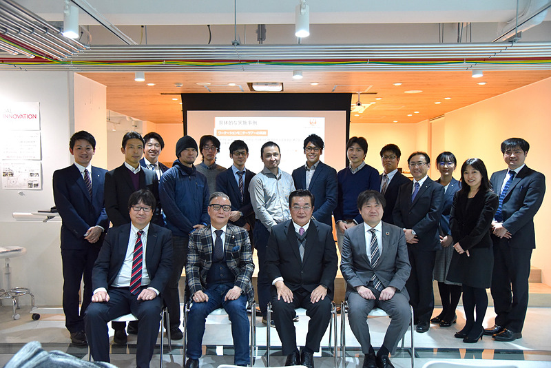 「徳之島ワーケーション実証事業報告会」の参加者全員で記念撮影