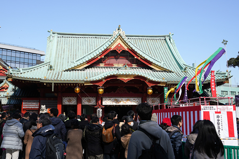 豆まきを待つ人が早くから詰めかけていた。一定数を入れ替える形で多くの人が参加できるように工夫されていた