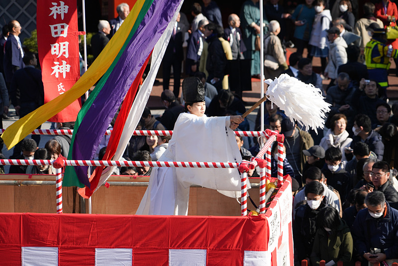 境内に集まった人々をお祓い