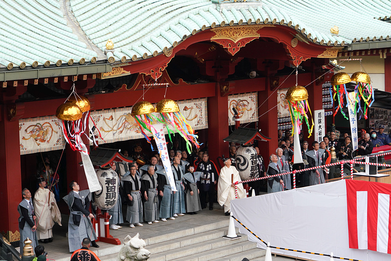 地元警察や消防、税務署などによるくす玉割り
