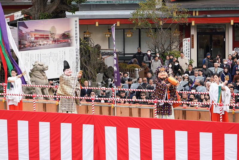 巫女によって福鈴が授けられる。神田明神の一之宮「だいこく様」と二之宮「えびす様」も参加