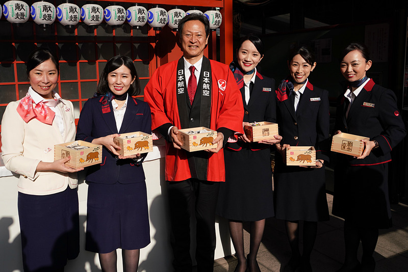 豆まき開始前で待機中。日本航空株式会社 常務執行役員 兼 株式会社ジャルセールス代表取締役社長 二宮秀生氏とCA、空港スタッフ