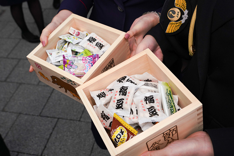 豆まきに使われた福豆とお菓子