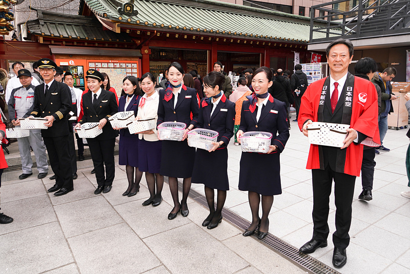 豆まきのあとには、境内を訪れた人々にお礼の手書きメッセージ配布が行なわれた