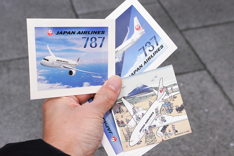 3種のステッカーも配布。ボーイング 787、ボーイング 737と機体整備中の浮世絵風イラスト