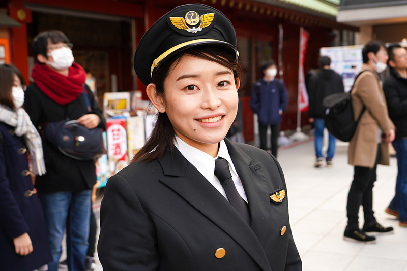 株式会社ジェイエアの女性副操縦士 鈴木聡恵さん。「豆を受け取る人が近くて楽しかったです」