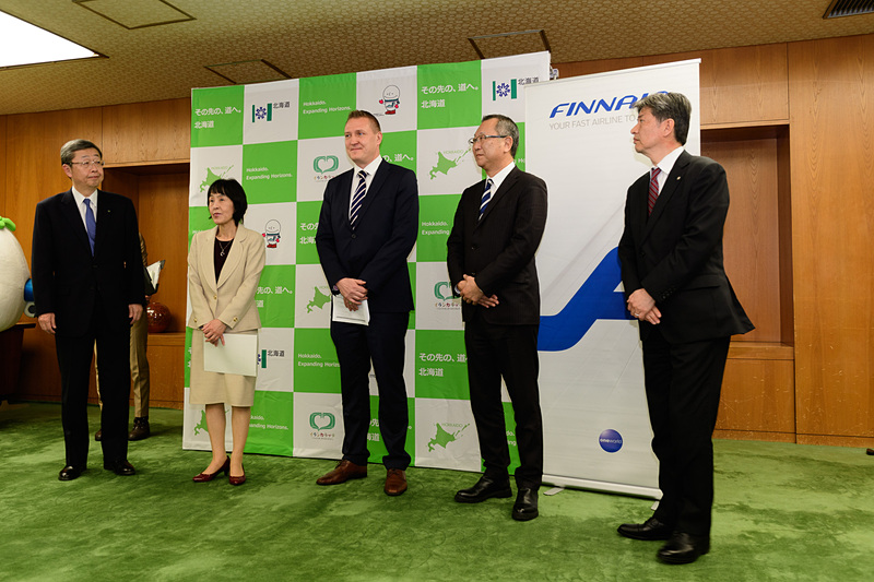 会見参加者。左から窪田毅副知事、高橋はるみ知事、フィンエアー グローバルセールス担当副社長 ミッコ・トゥルティアイネン氏、同 日本支社長 永原範昭氏、日本校UU株式会社 北海道地区支配人 山崎賢太郎氏